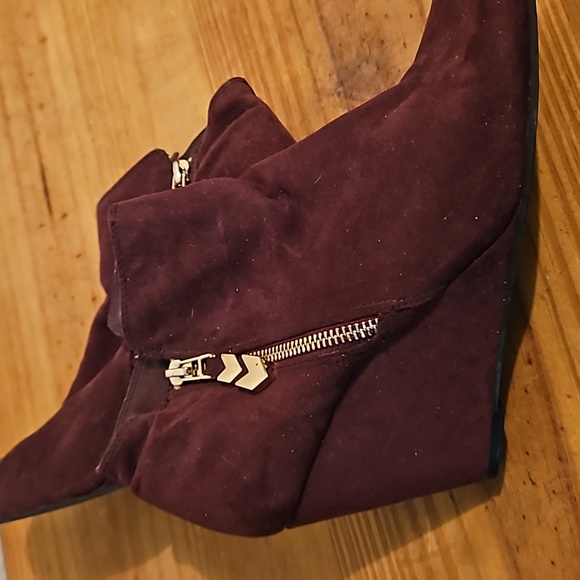BCBG burgundy wedge ankle boots with gold side zippers size 10 - Picture 6 of 10